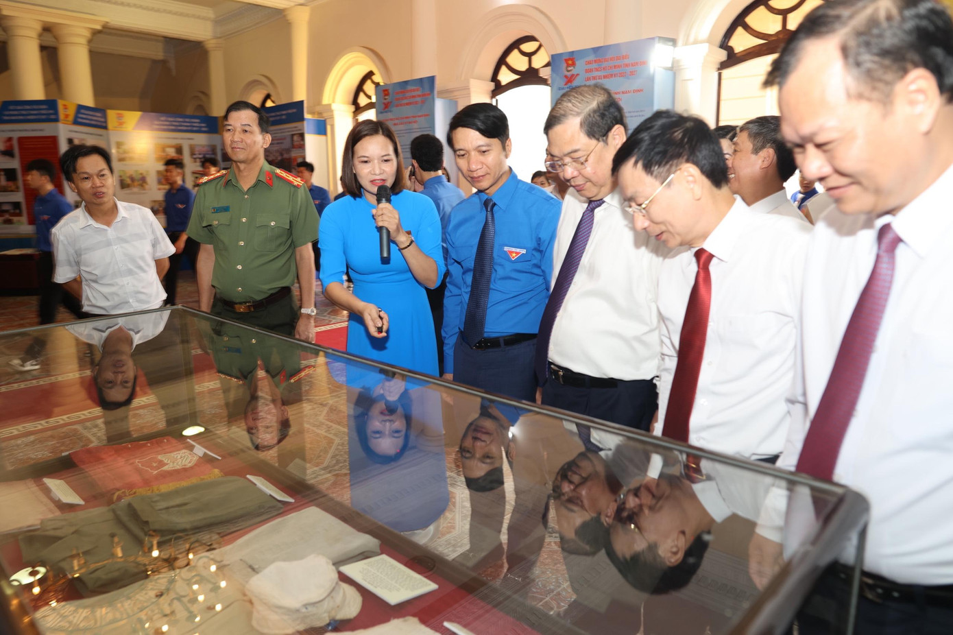 Anh Nguyễn Ngọc Lương, Bí thư T.Ư Đoàn, Chủ tịch Hội LHTN Việt Nam tham quan triển lãm Hành trình tuổi trẻ Nam Định làm theo lời Bác. Ảnh: Như Ý