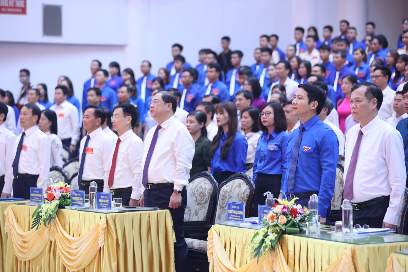 Các đại biểu làm lễ chào cờ tại phiên trọng thể. Ảnh: Như Ý