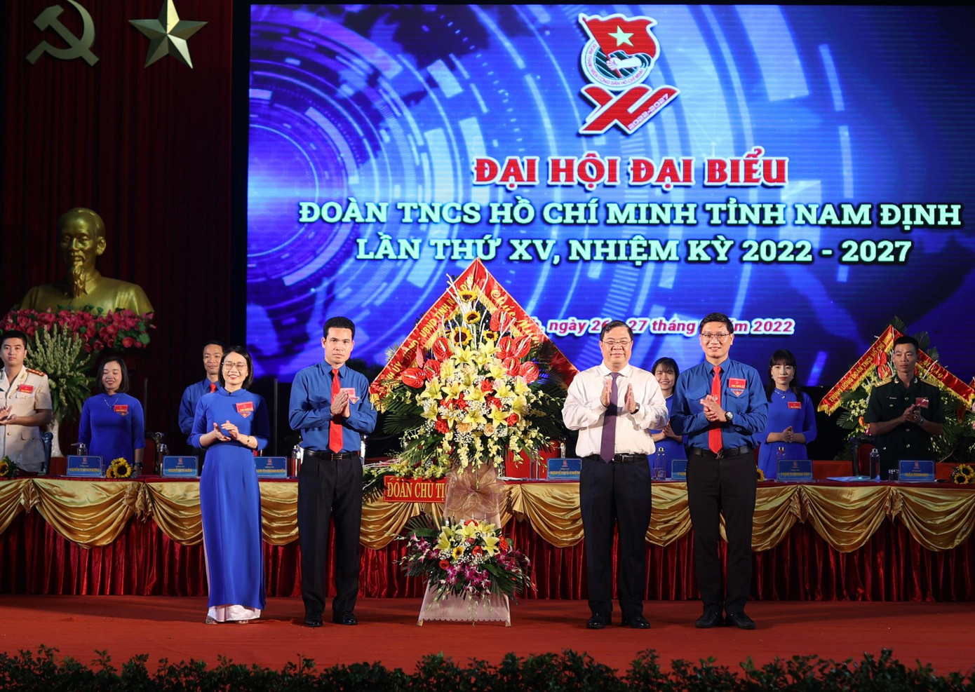 Ông Phạm Gia Túc - Bí thư Tỉnh ủy Nam Định, tặng hoa chúc mừng đại hội. Ảnh: Như Ý