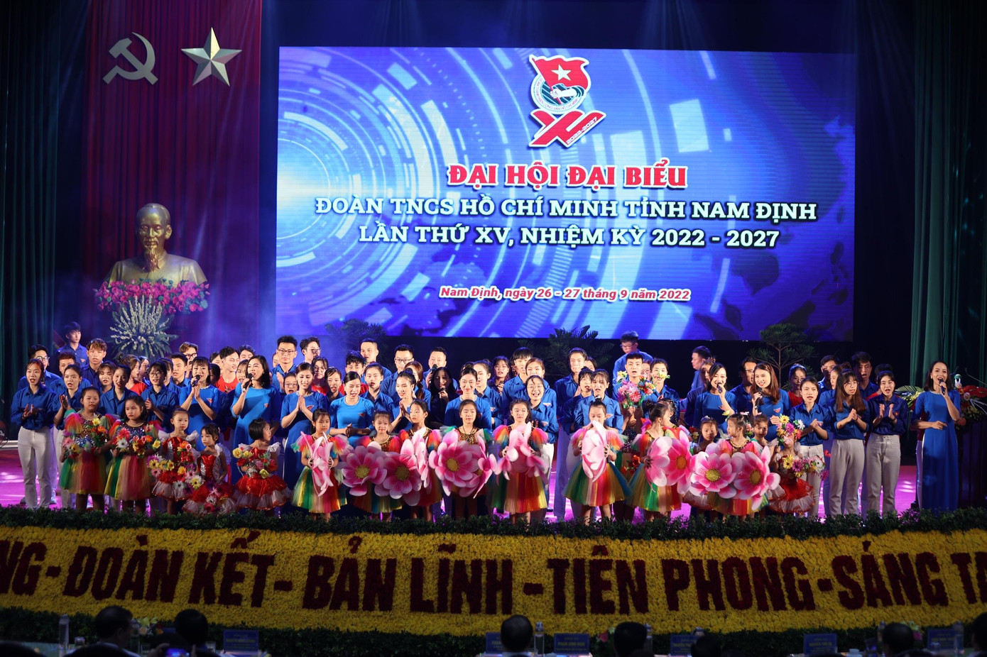 Các tiết mục văn nghệ tại phiên trọng thể. Ảnh: Như Ý