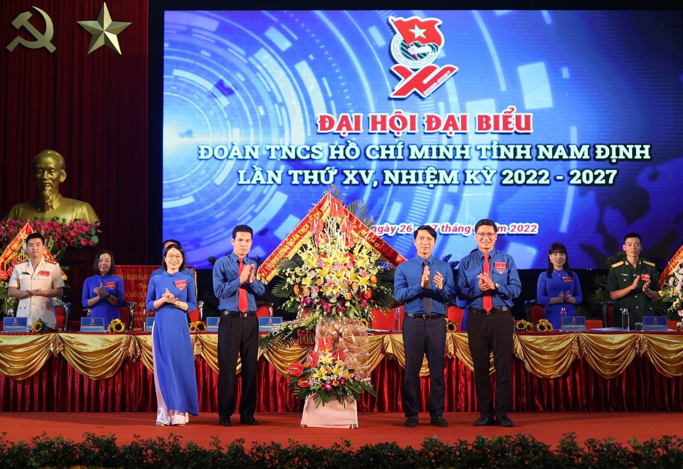 Anh Nguyễn Ngọc Lương, Bí thư T.Ư Đoàn, Chủ tịch Hội LHTN Việt Nam tặng hoa chúc mừng đại hội. Ảnh: Như Ý