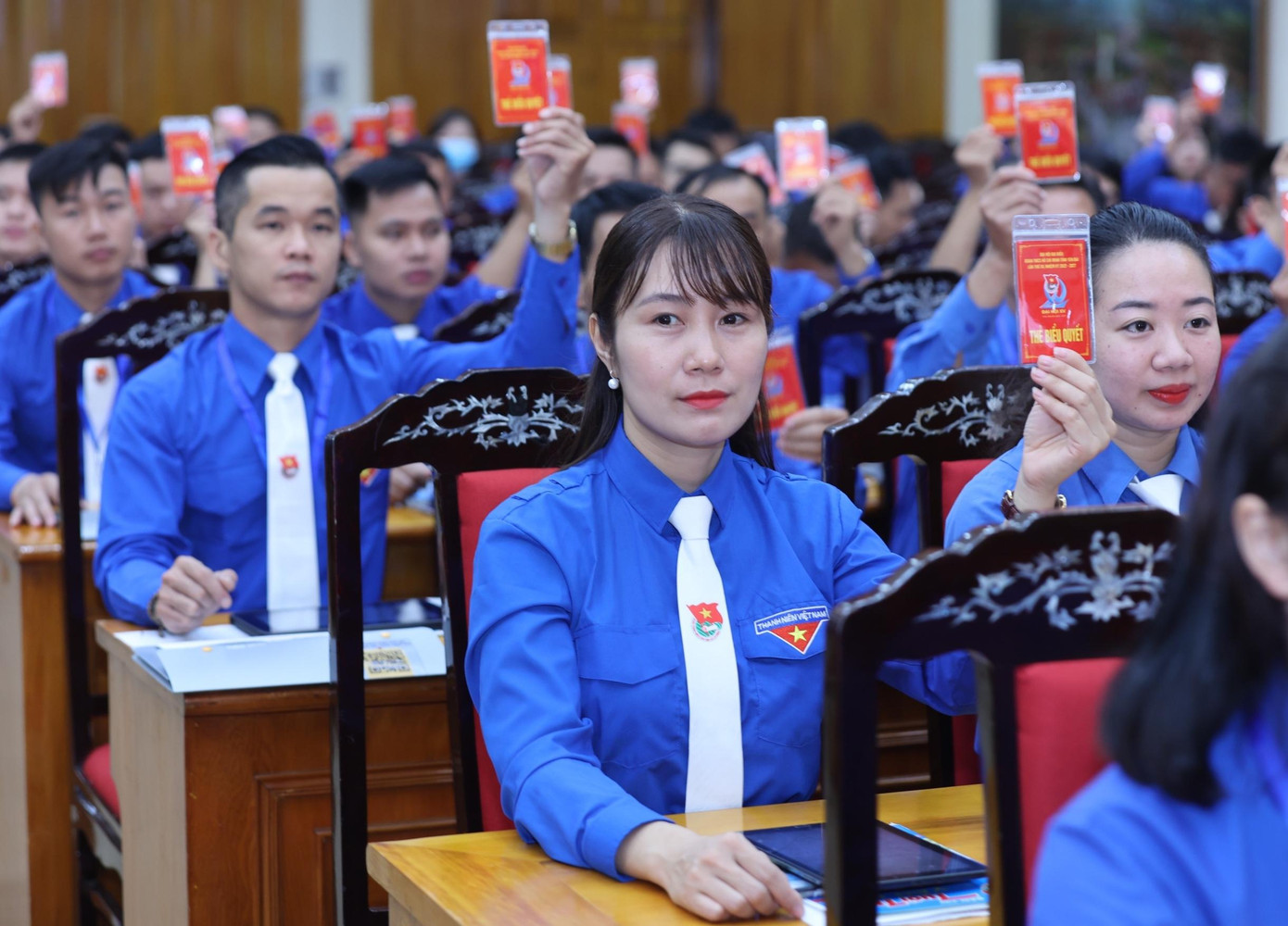 Các đại biểu biểu quyết thông qua chương trình đại hội. Ảnh: Như Ý