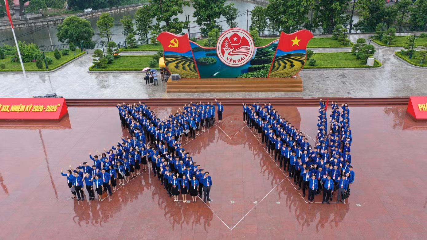 Trước giờ khai mạc đại hội, 220 đại biểu xếp hình về Đại hội XV của Đoàn TNCS Hồ Chí Minh tỉnh Yên Bái.