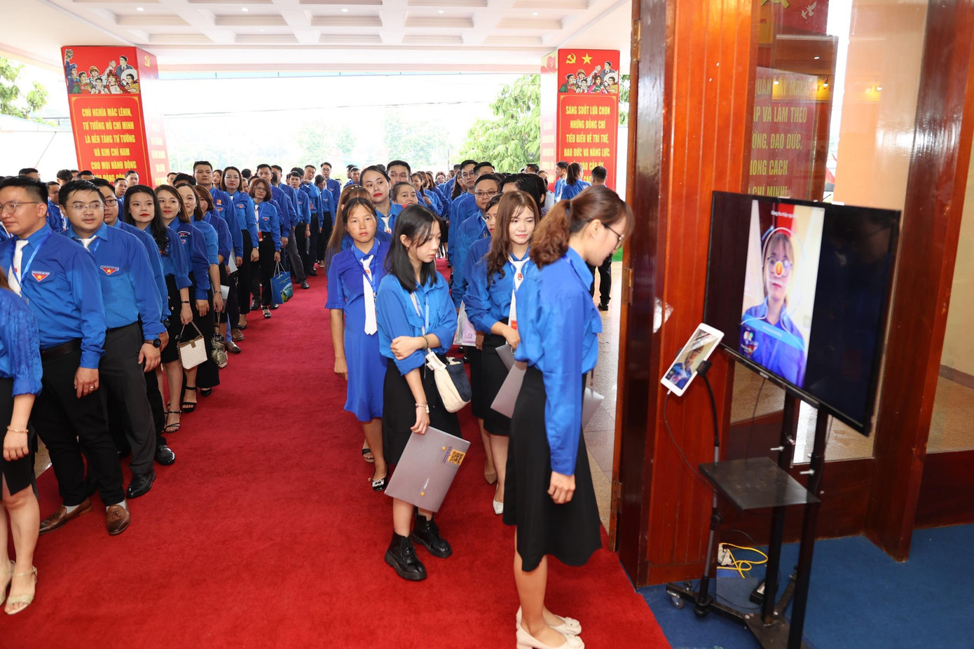 Các đại biểu điểm danh thông qua phần mềm nhận diện khuôn mặt. Ảnh: Như Ý