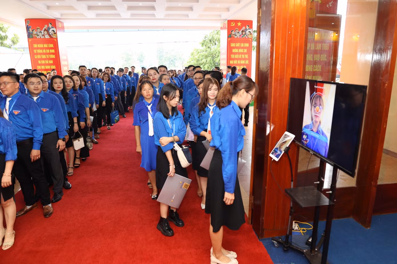 Các đại biểu điểm danh thông qua phần mềm nhận diện khuôn mặt. Ảnh: Như Ý