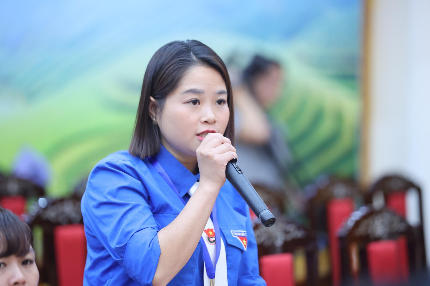 Chị Lý Thị Sam Sung, Bí thư Chi Đoàn thôn Ngòi Tu - xã Vũ Linh, huyện Yên Bình trình bày tham luận về vai trò của ĐVTN với mô hình thôn, bản văn hóa thanh niên gắn với phát triển du lịch cộng đồng. Ảnh: Như Ý