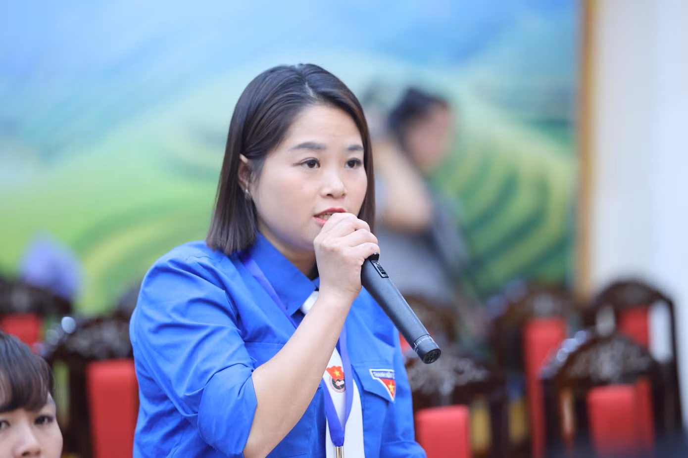 Chị Lý Thị Sam Sung, Bí thư Chi Đoàn thôn Ngòi Tu - xã Vũ Linh, huyện Yên Bình trình bày tham luận về vai trò của ĐVTN với mô hình thôn, bản văn hóa thanh niên gắn với phát triển du lịch cộng đồng. Ảnh: Như Ý