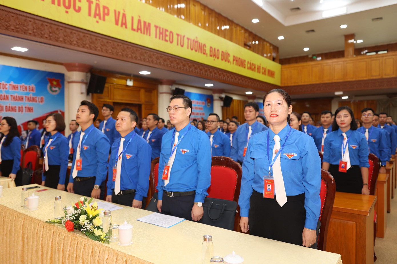 Các đại biểu làm lễ chào cờ tại phiên khai mạc Đại hội. Ảnh: Như Ý