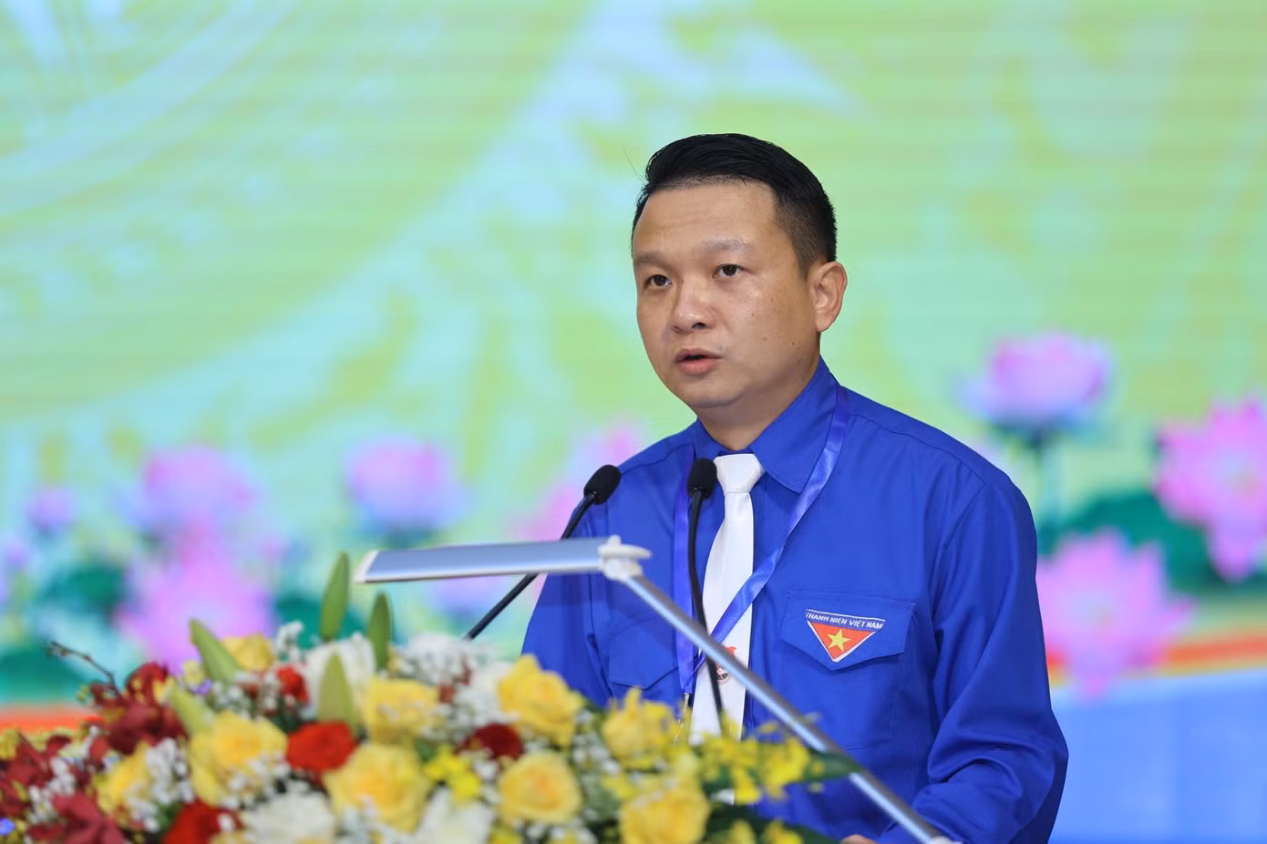 Anh Triệu Trí Lộc, Phó Bí thư Tỉnh Đoàn Yên Bái trình bày dự thảo Báo cáo chính trị trình Đại hội Đoàn XV. Ảnh: Như Ý