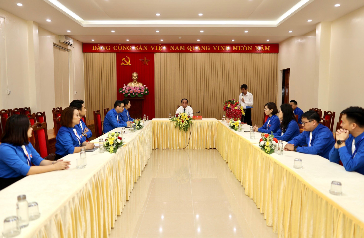 Tỉnh ủy Yên Bái công bố quyết định điều động phân công công tác mới cho chị Đoàn Thị Thanh Tâm. Ảnh: Như Ý