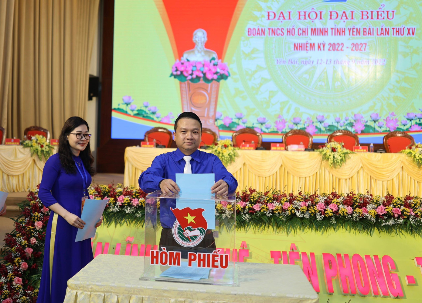 Các đại biểu bỏ phiếu bầu tại đại hội. Ảnh: Như Ý