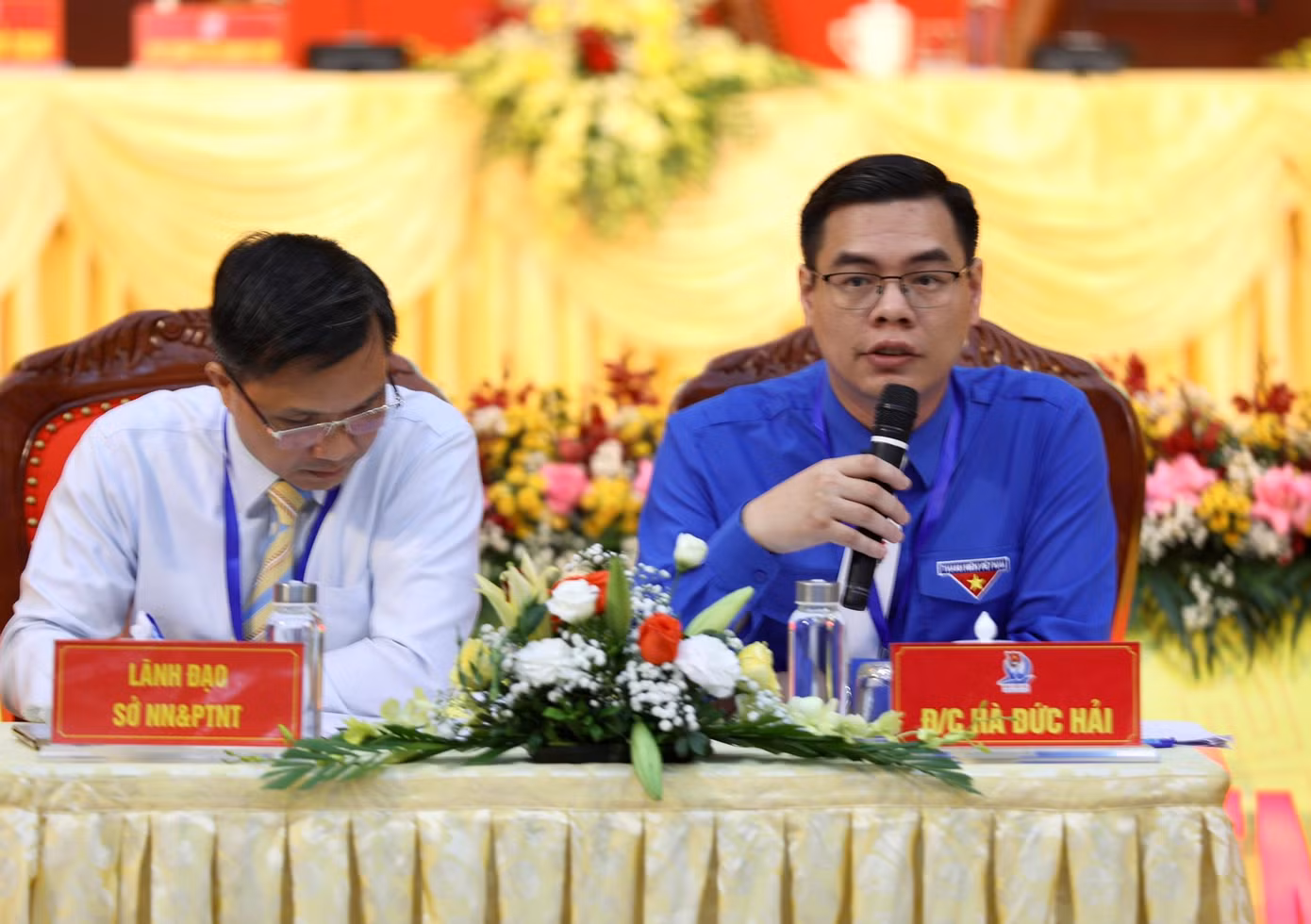 Anh Hà Đức Hải, Phó Bí thư Tỉnh Đoàn Yên Bái chủ trì Trung tâm thảo luận số 2 về Phát huy vai trò của tổ chức Đoàn trong tham gia phát triển kinh tế, văn hóa, xã hội, chuyển đổi số. Ảnh: Như Ý