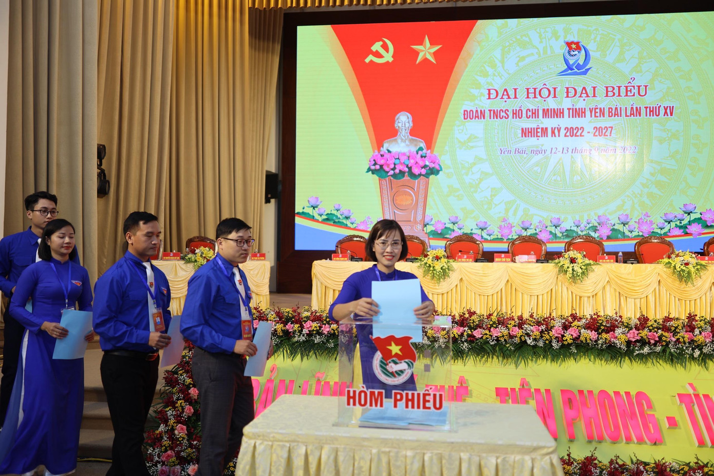 Các đại biểu bỏ phiếu bầu tại đại hội. Ảnh: Như Ý