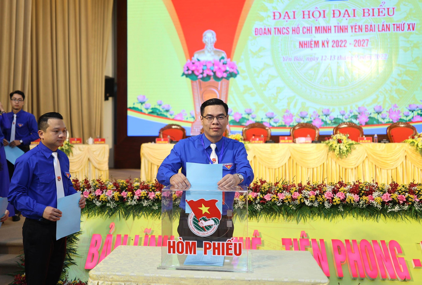 Các đại biểu bỏ phiếu bầu tại đại hội. Ảnh: Như Ý