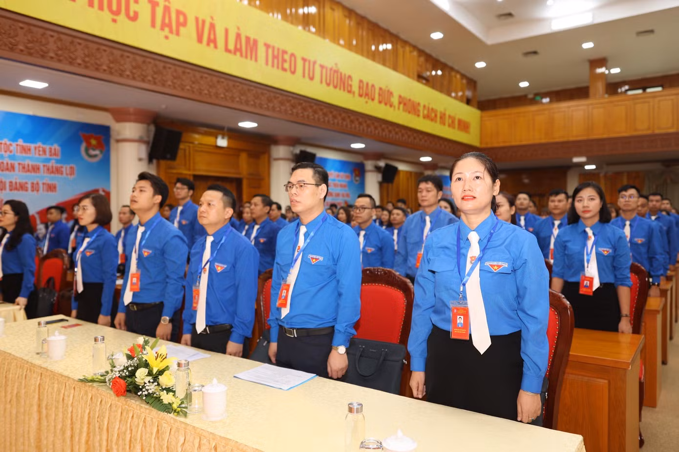 Các đại biểu làm lễ chào cờ tại phiên khai mạc đại hội. Ảnh: Như Ý