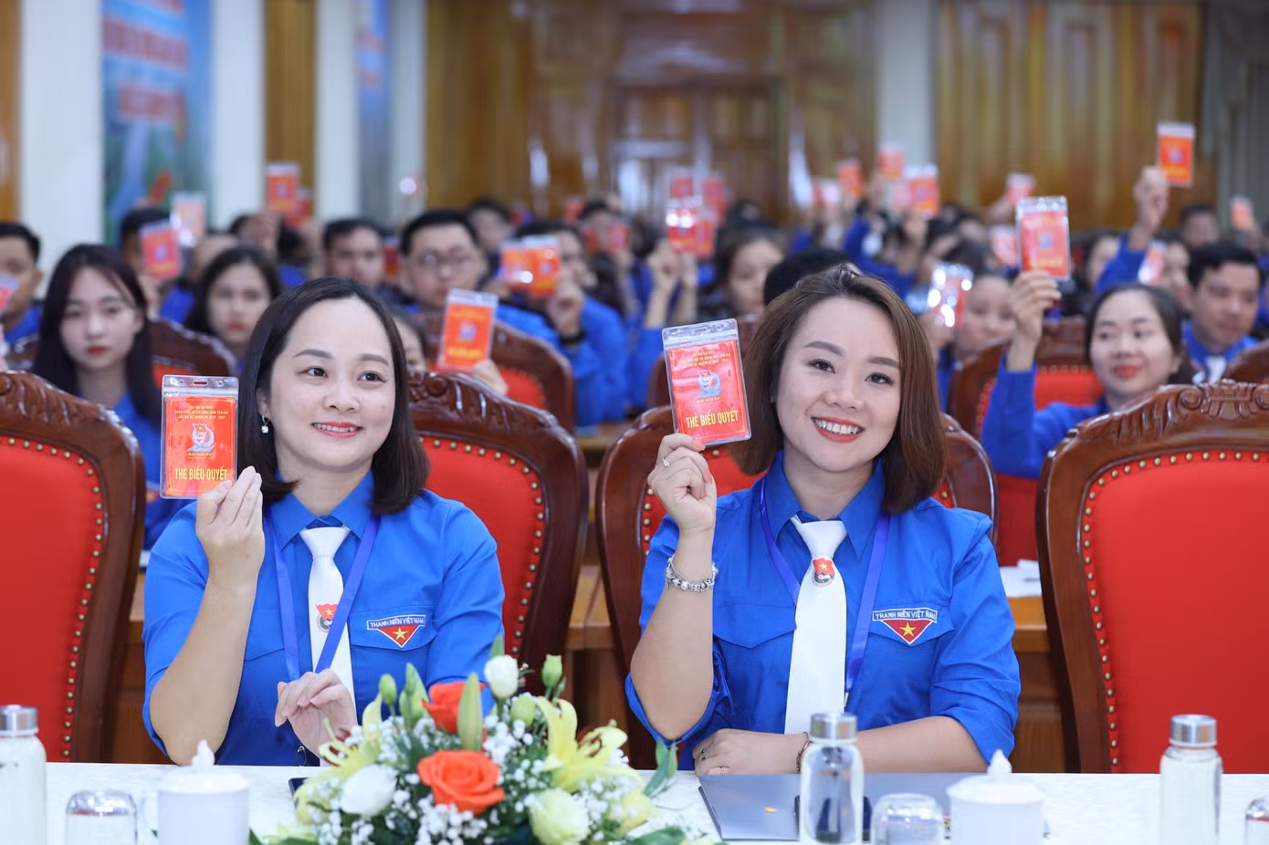Các đại biểu biểu quyết thông qua chương trình đại hội. Ảnh: Như Ý