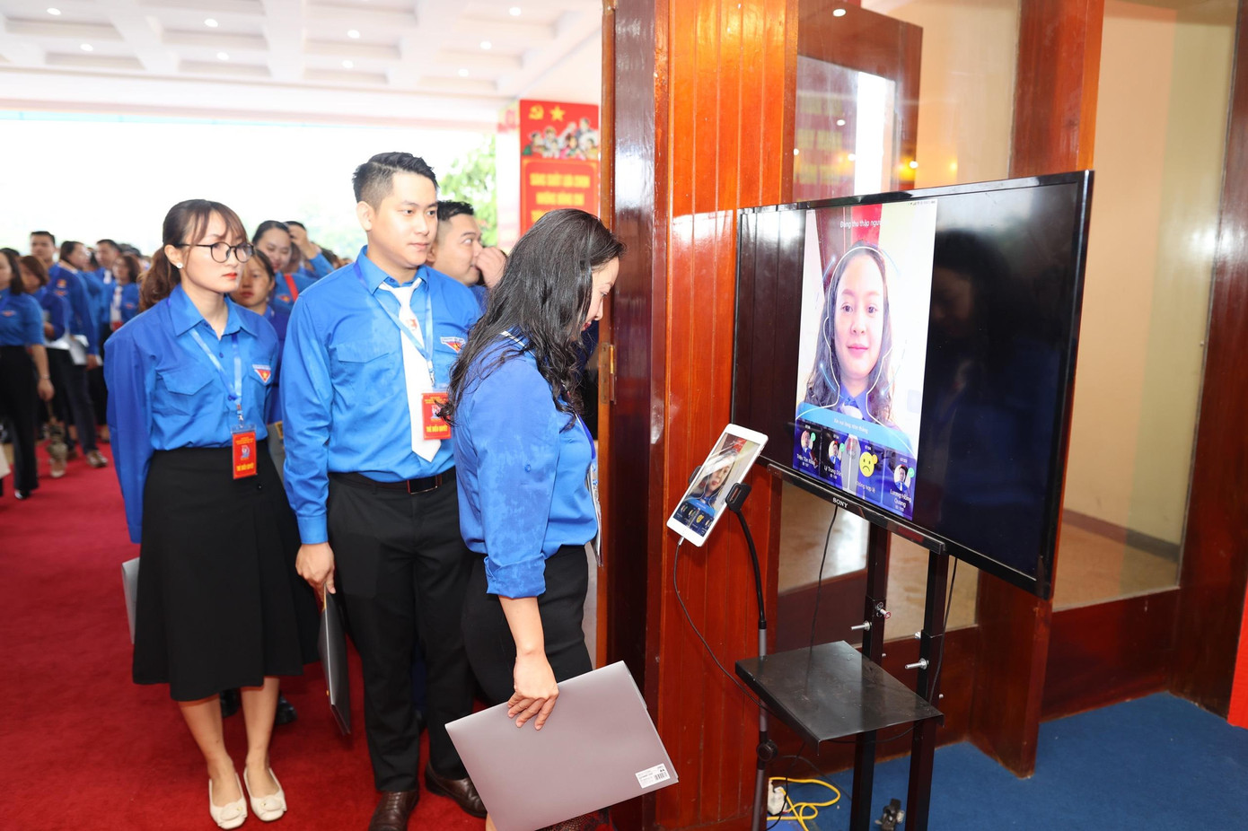 Các đại biểu điểm danh thông qua phần mềm nhận diện khuôn mặt. Ảnh: Như Ý