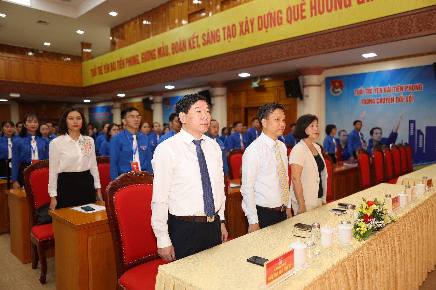 Các đại biểu làm lễ chào cờ tại phiên khai mạc đại hội. Ảnh: Như Ý