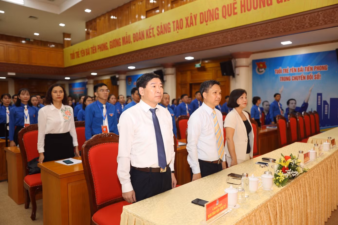 Các đại biểu làm lễ chào cờ tại phiên khai mạc đại hội. Ảnh: Như Ý