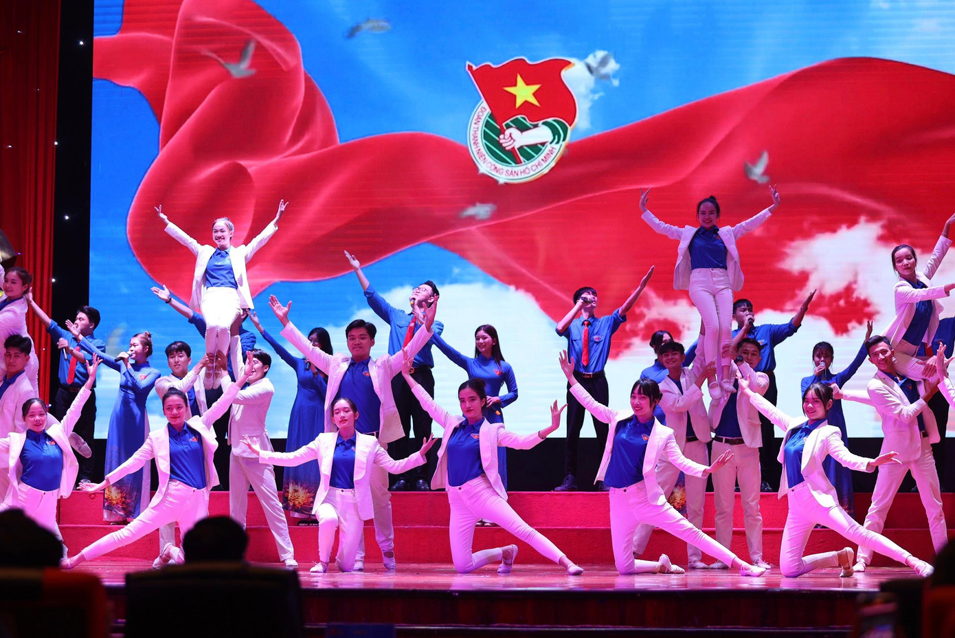 Một tiết mục văn nghệ của thanh niên hai nước tại buổi lễ (Ảnh: Như Ý)