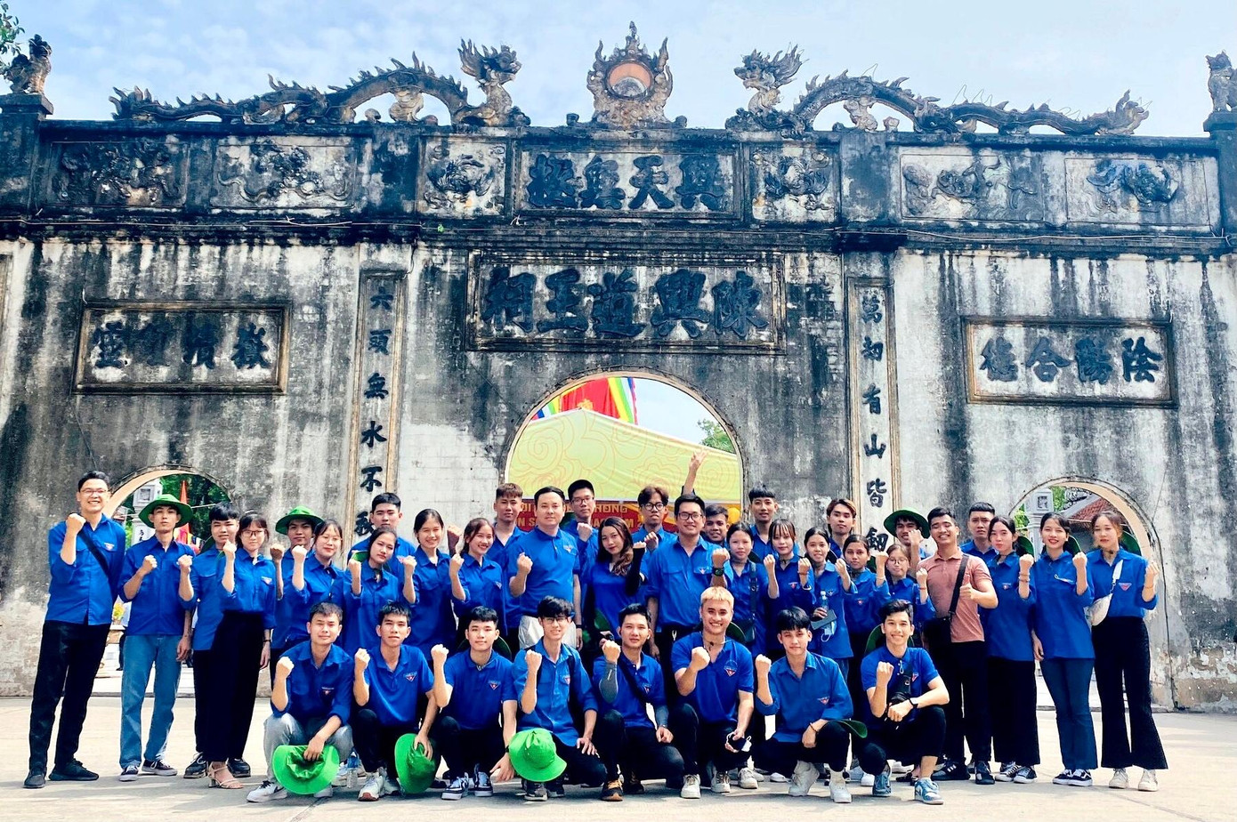 Đội hình thanh niên tình nguyện Hải Dương phục vụ tại Lễ hội mùa Thu Côn Sơn - Kiếp Bạc 2022