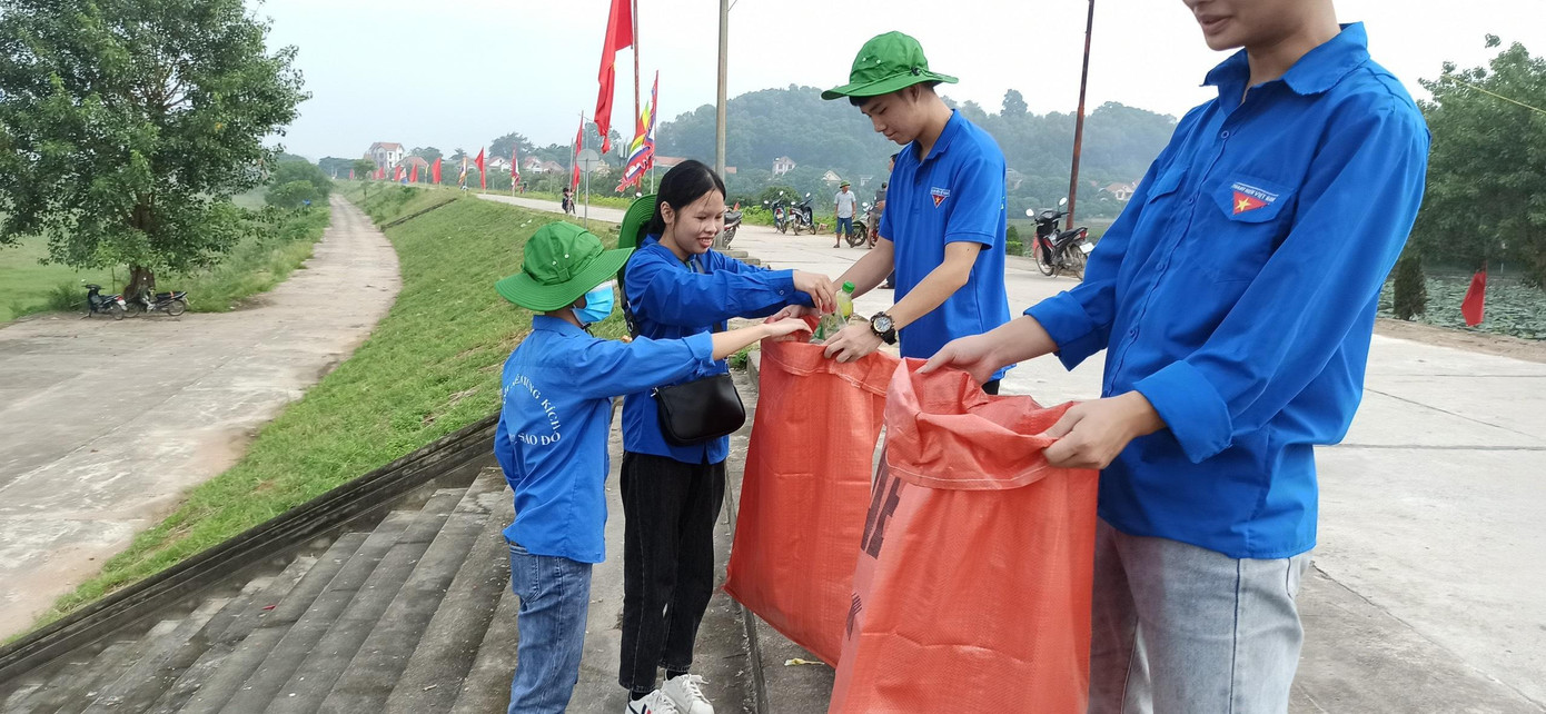 Thanh niên tình nguyện phục vụ tại Lễ hội Mùa thu Côn Sơn - Kiếp Bạc 2022
