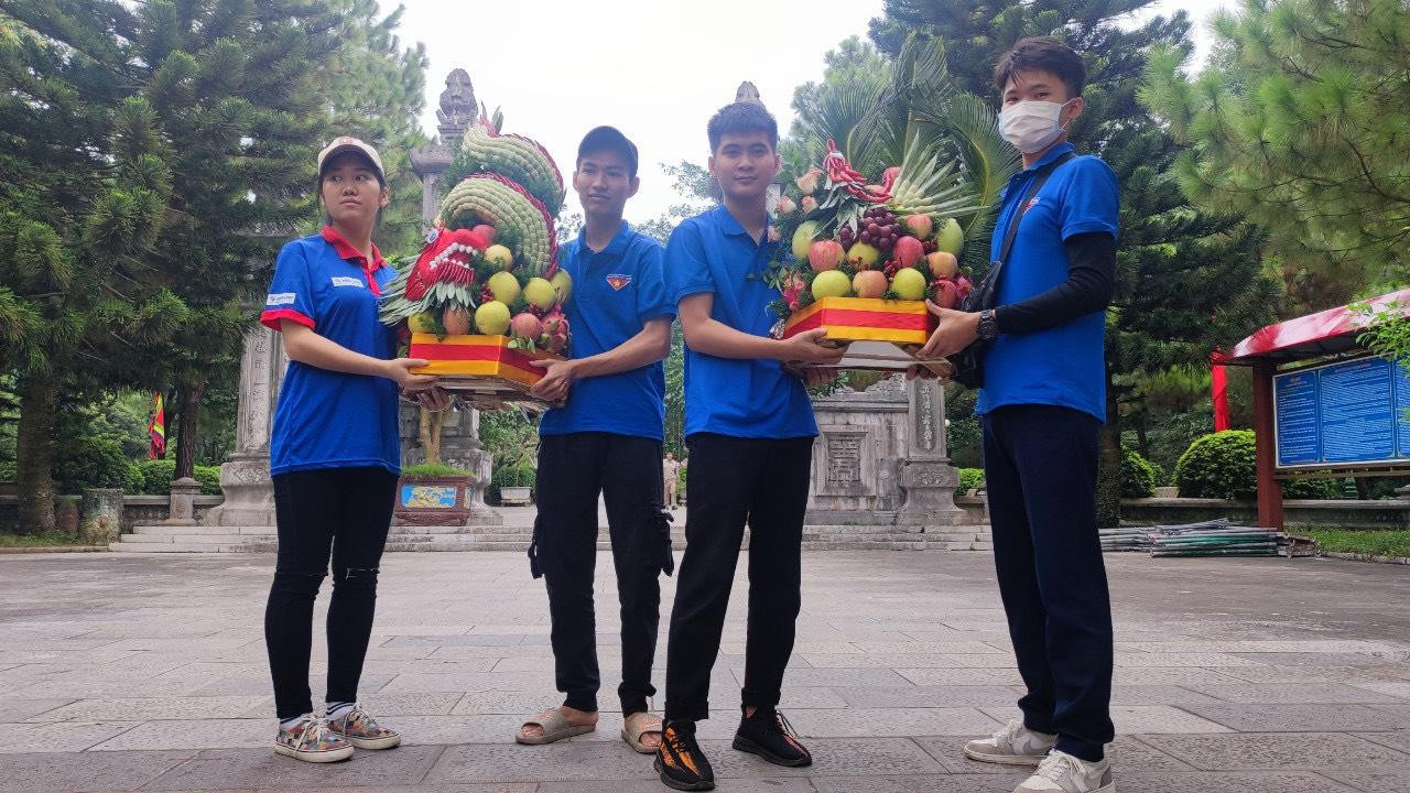 Thanh niên tình nguyện phục vụ tại Lễ hội Mùa thu Côn Sơn - Kiếp Bạc 2022