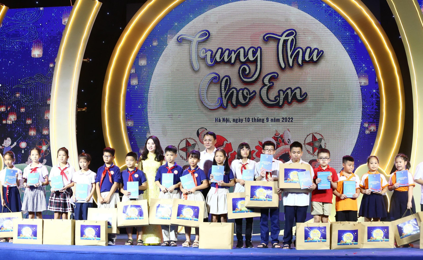 Trao học bổng cho các em thiếu nhi mồ côi trong đại dịch COVID-19 Trao học bổng cho các em thiếu nhi mồ côi trong đại dịch COVID-19