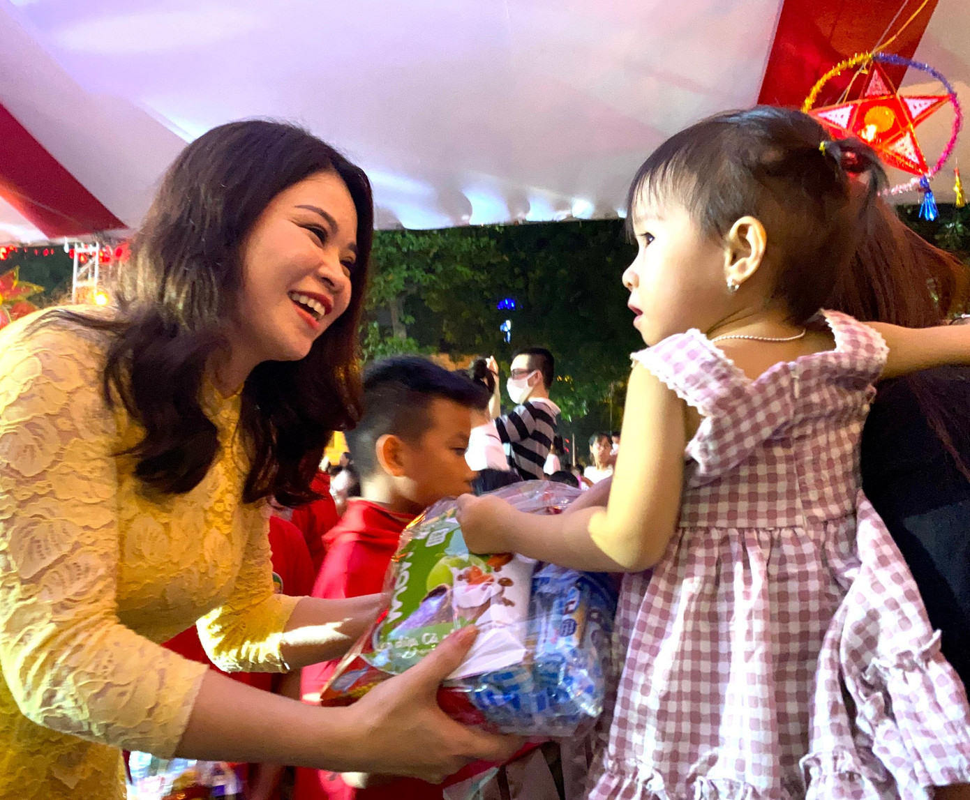 Chị Chu Hồng Minh, Bí thư Thành Đoàn Hà Nội tặng quà cho các em thiếu nhi tại chương trình Chị Chu Hồng Minh, Bí thư Thành Đoàn Hà Nội tặng quà cho các em thiếu nhi tại chương trình