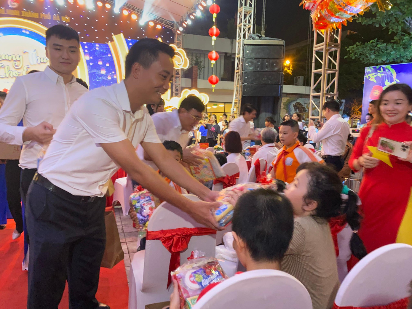 Phó Bí thư thường trực Thành Đoàn Hà Nội Nguyễn Đức Tiến tặng quà cho các em thiếu nhi tại chương trình Phó Bí thư thường trực Thành Đoàn Hà Nội Nguyễn Đức Tiến tặng quà cho các em thiếu nhi tại chương trình