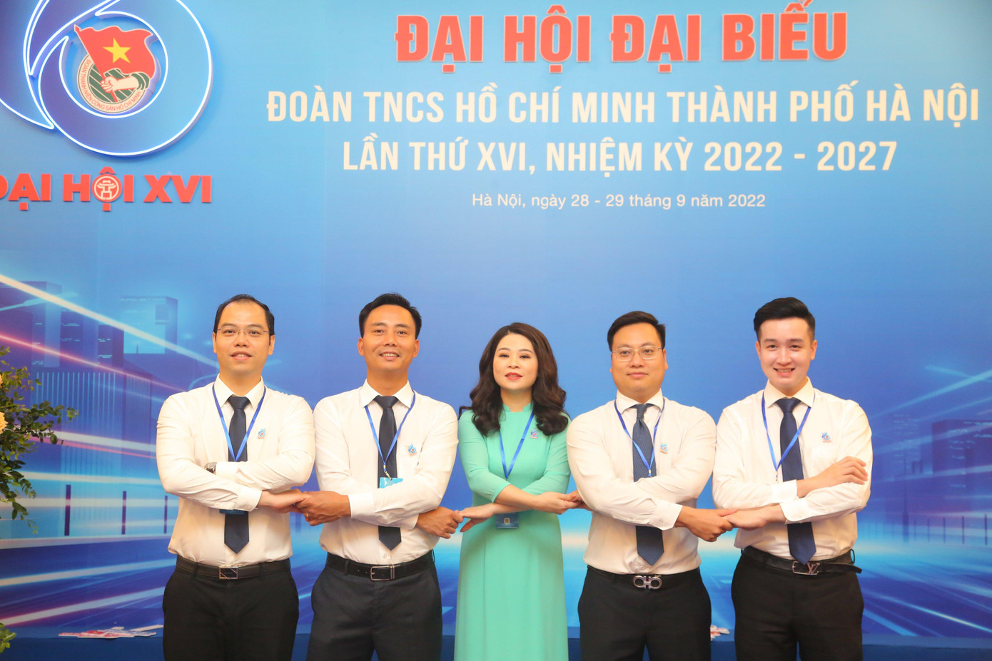 Tại hội nghị lần thứ nhất, Ban Chấp hành Thành Đoàn Hà Nội khóa XVI đã bầu ra Ban thường vụ gồm 17 anh, chị; bầu 4 Phó bí thư, gồm: anh Nguyễn Đức Tiến, anh Trần Quang Hưng, anh Nguyễn Tiến Hưng và anh Đào Đức Việt. Trong ảnh, Bí thư Thành Đoàn Hà Nội Chu Hồng Minh và các Phó Bí thư. Ảnh: Trọng Tài