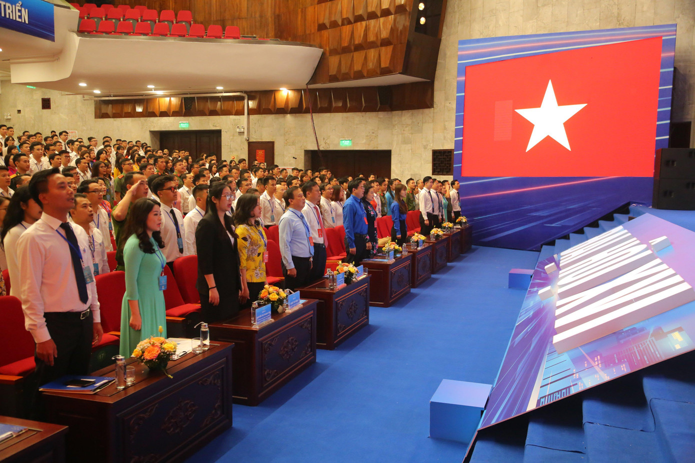 Các đại biểu làm lễ chào cờ. Ảnh: Trọng Tài Các đại biểu làm lễ chào cờ. Ảnh: Trọng Tài