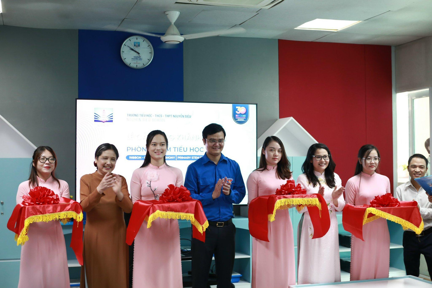 Bí thư thứ nhất T.Ư Đoàn Bùi Quang Huy cắt băng khánh thành phòng STEM trường Tiểu học Nguyễn Siêu. Ảnh: Bảo Anh