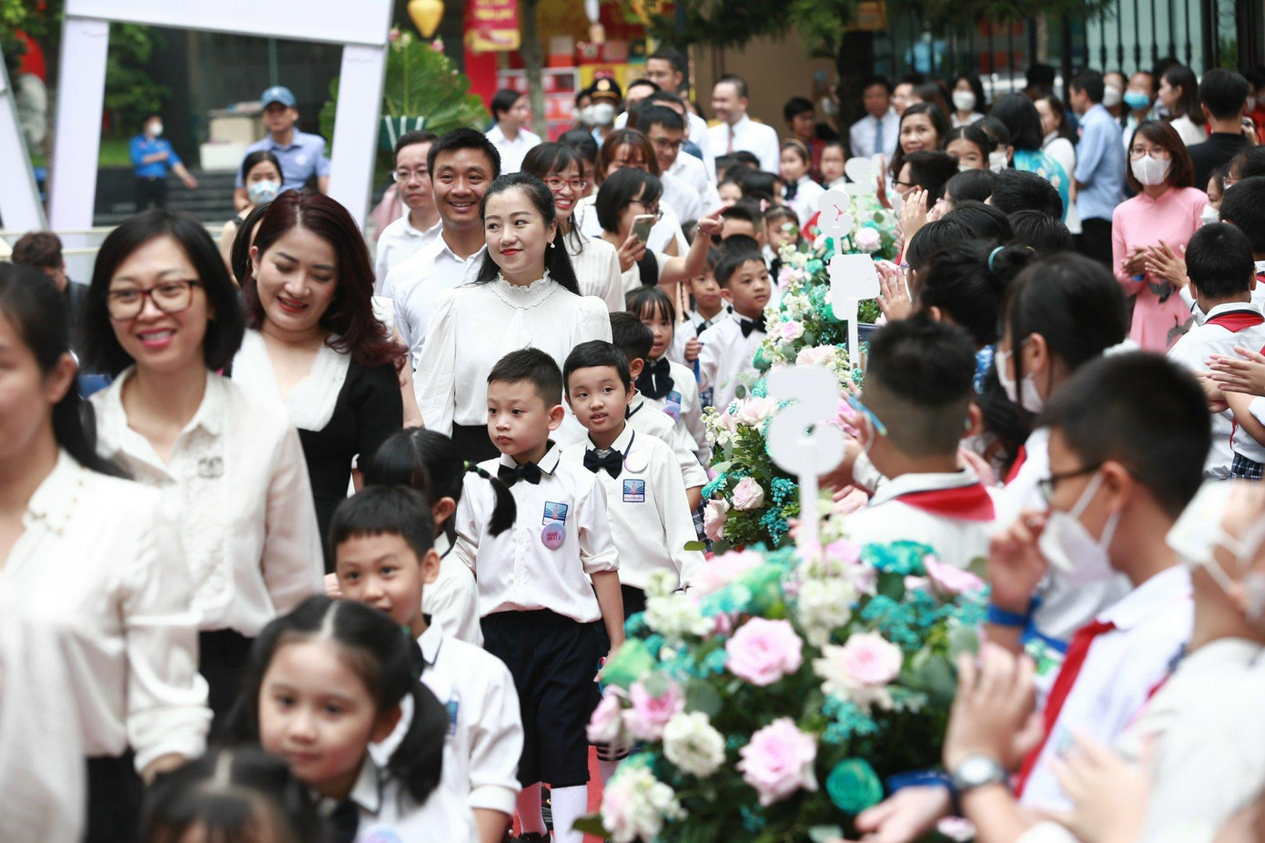 Thầy cô, phụ huynh dẫn các em học sinh lớp 1 dự lễ khai giảng năm học mới. Ảnh: Bảo Anh