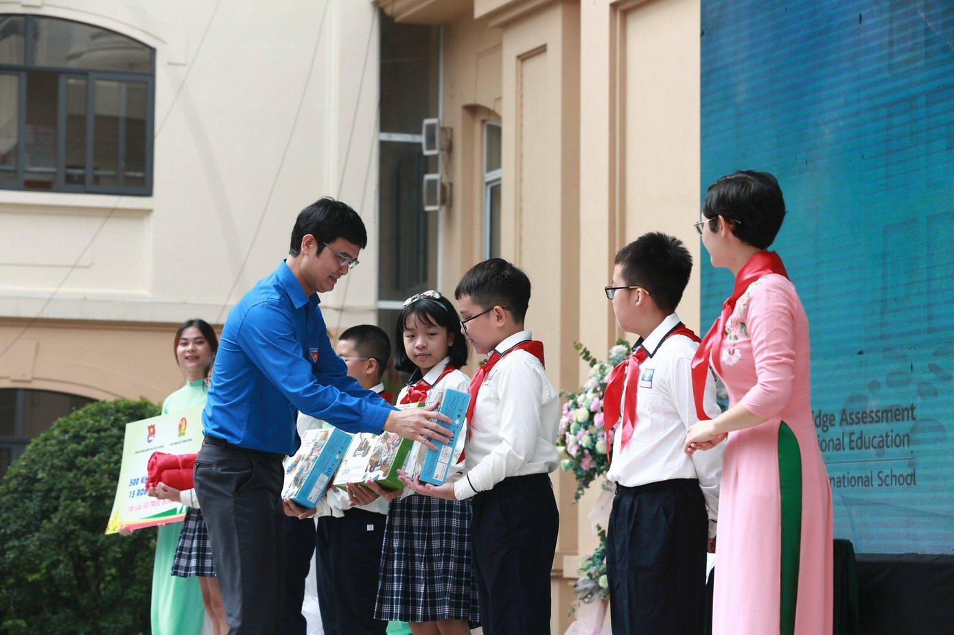 Bí thư thứ nhất T.Ư Đoàn Bùi Quang Huy tặng Robot giáo dục và khăn quàng đỏ cho Trường Nguyễn Siêu tại lễ khai giảng năm học 2022 - 2023. Ảnh: Bảo Anh