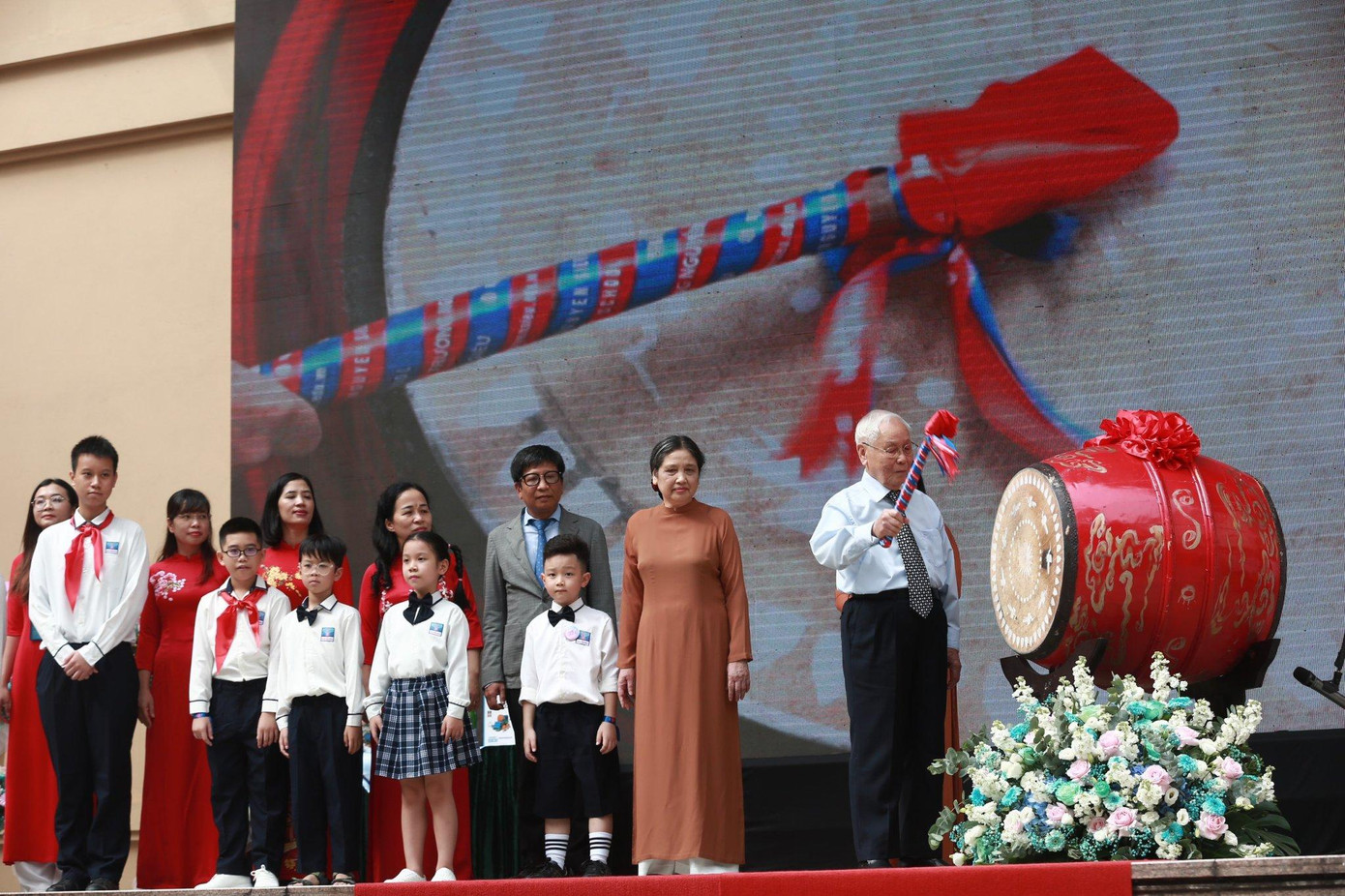 Các đại biểu đánh trống khai trường. Ảnh: Bảo Anh