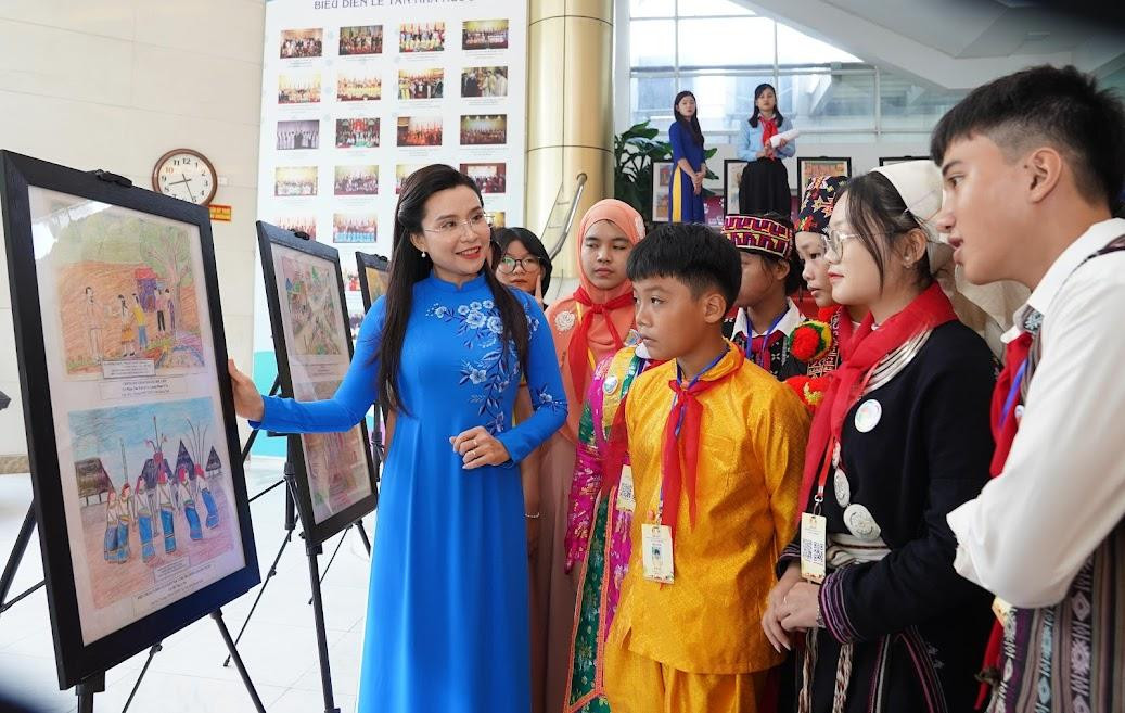 Chị Nguyễn Phạm Duy Trang, Bí thư T.Ư Đoàn, Chủ tịch Hội đồng Đội T.Ư cùng các em thiếu nhi dân tộc tiêu biểu tại lễ tuyên dương. Ảnh: Như Ý Chị Nguyễn Phạm Duy Trang, Bí thư T.Ư Đoàn, Chủ tịch Hội đồng Đội T.Ư cùng các em thiếu nhi dân tộc tiêu biểu tại lễ tuyên dương. Ảnh: Như Ý