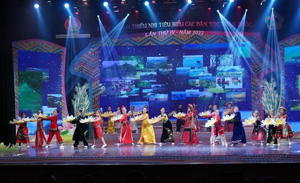Các tiết mục văn nghệ đậm bản sắc văn hóa dân tộc tại lễ tuyên dương. Ảnh: Như Ý Các tiết mục văn nghệ đậm bản sắc văn hóa dân tộc tại lễ tuyên dương. Ảnh: Như Ý