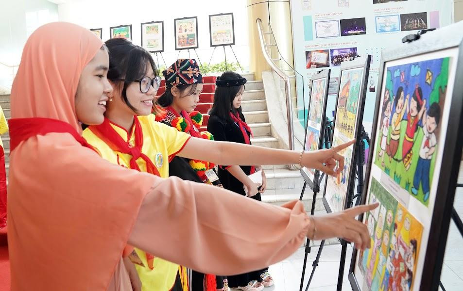 Thiếu nhi tiêu biểu các dân tộc hào hứng tham gia các hoạt động tại liên hoan. Ảnh: Như Ý Thiếu nhi tiêu biểu các dân tộc hào hứng tham gia các hoạt động tại liên hoan. Ảnh: Như Ý