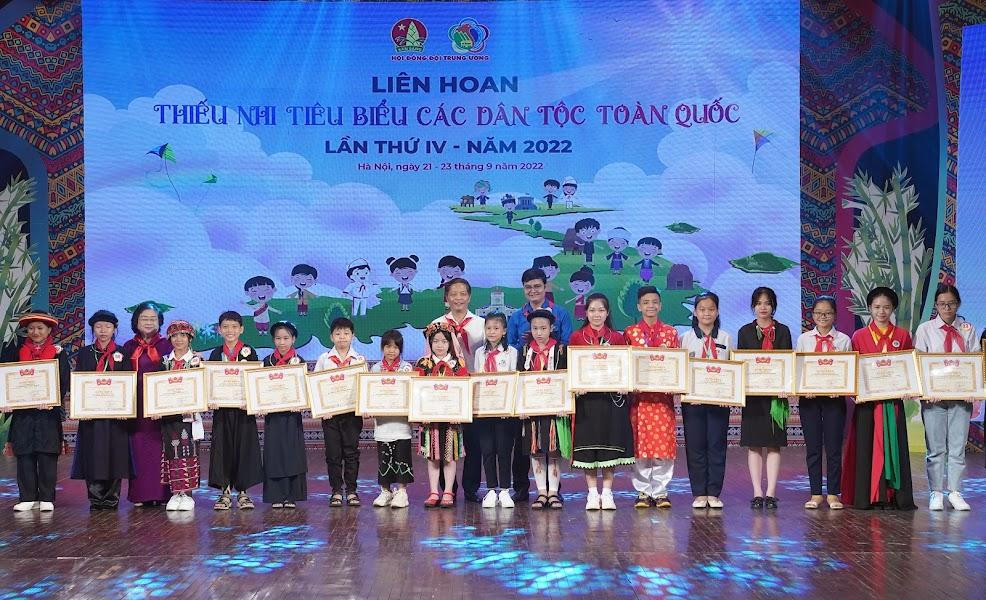 Trưởng ban Kinh tế T.Ư Trần Tuấn Anh; nguyên Phó Chủ tịch nước Trương Mỹ Hoa; Bí thư thứ nhất T.Ư Đoàn Bùi Quang Huy trao tặng phần thưởng cho thiếu nhi tiêu biểu các dân tộc tại Lễ tuyên dương. Ảnh: Như Ý Trưởng ban Kinh tế T.Ư Trần Tuấn Anh; nguyên Phó Chủ tịch nước Trương Mỹ Hoa; Bí thư thứ nhất T.Ư Đoàn Bùi Quang Huy trao tặng phần thưởng cho thiếu nhi tiêu biểu các dân tộc tại Lễ tuyên dương. Ảnh: Như Ý