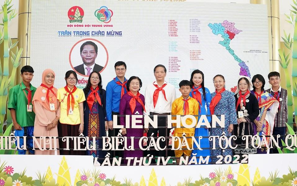 Các đại biểu thiếu nhi chụp ảnh cùng các đại biểu tham dự buổi tuyên dương. Ảnh: Như Ý Các đại biểu thiếu nhi chụp ảnh cùng các đại biểu tham dự buổi tuyên dương. Ảnh: Như Ý