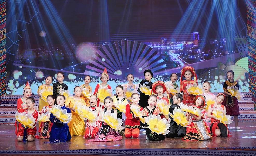 Các tiết mục văn nghệ đậm bản sắc văn hóa dân tộc tại lễ tuyên dương. Ảnh: Như Ý Các tiết mục văn nghệ đậm bản sắc văn hóa dân tộc tại lễ tuyên dương. Ảnh: Như Ý