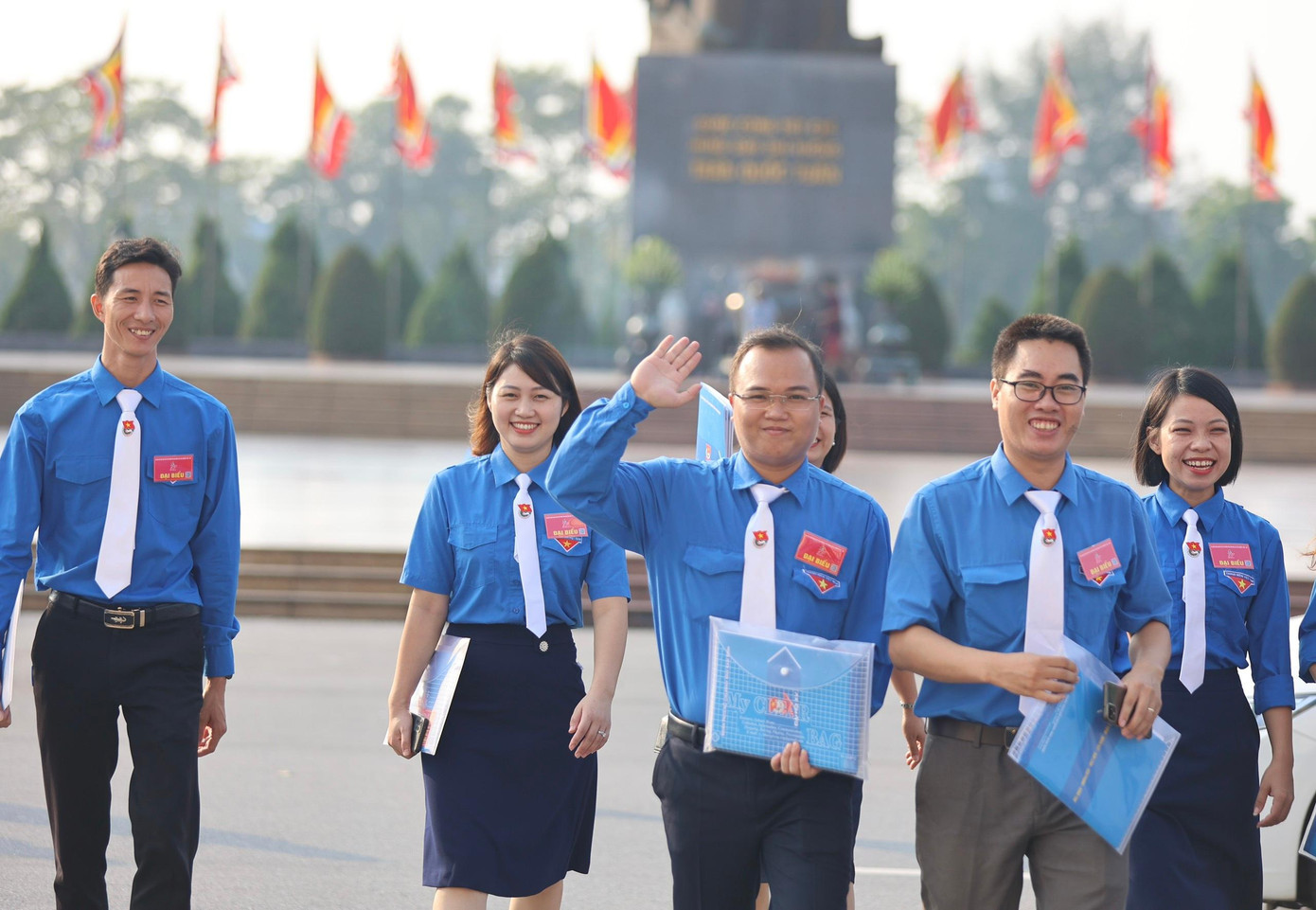 Các đại biểu hân hoan đến dự phiên khai mạc đại hội. Ảnh: Như Ý