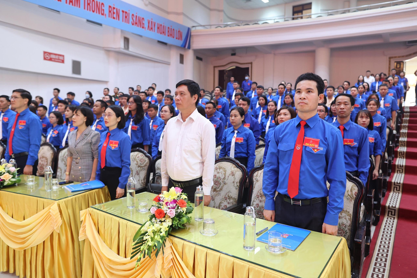 Các đại biểu làm lễ chào cờ tại phiên khai mạc