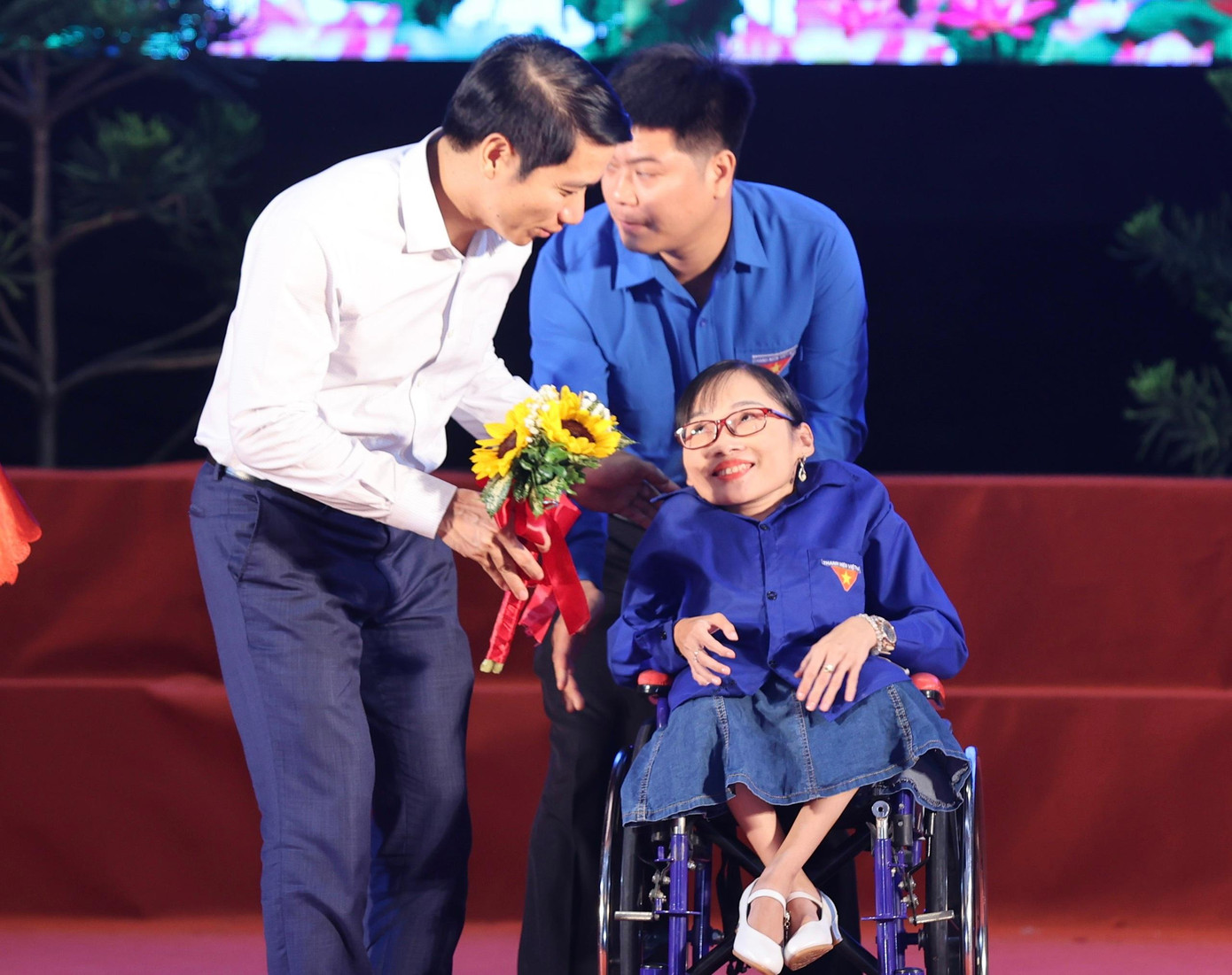 Anh Nguyễn Ngọc Lương, Bí thư T.Ư Đoàn, Chủ tịch Hội LHTN Việt Nam trao tặng phần thưởng cho chị Nguyễn Thị Ngọc Tâm (thôn Đông Duy, xã Yên Quang, huyện Ý Yên), Chủ nhiệm CLB khuyết tật tỉnh Nam Định. Ảnh: Như Ý Anh Nguyễn Ngọc Lương, Bí thư T.Ư Đoàn, Chủ tịch Hội LHTN Việt Nam trao tặng phần thưởng cho chị Nguyễn Thị Ngọc Tâm (thôn Đông Duy, xã Yên Quang, huyện Ý Yên), Chủ nhiệm CLB khuyết tật tỉnh Nam Định. Ảnh: Như Ý