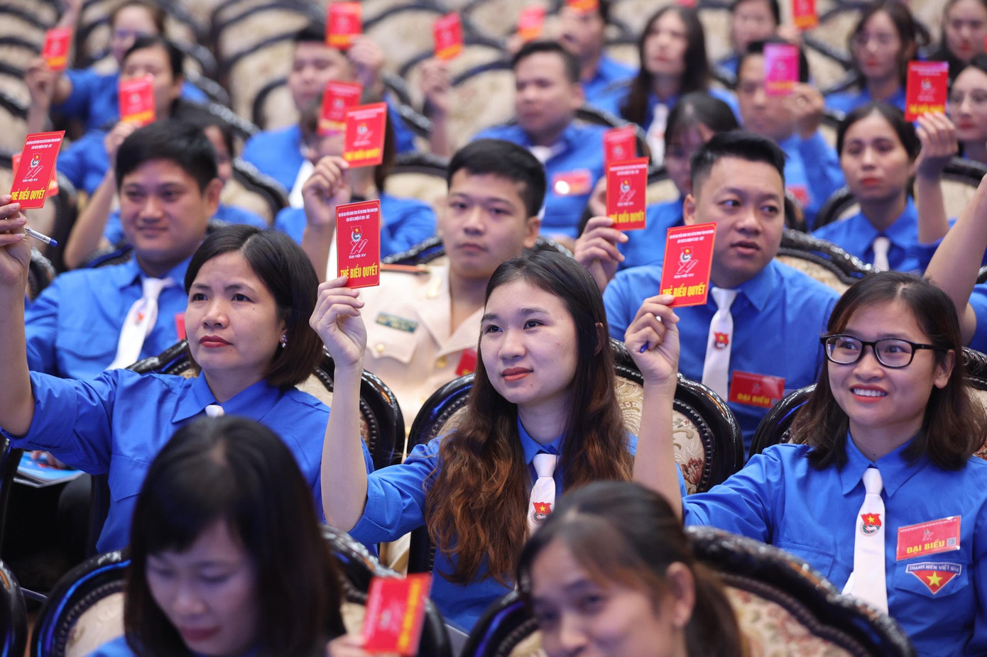 Các đại biểu biểu quyết thông qua chương trình đại hội. Ảnh: Như Ý