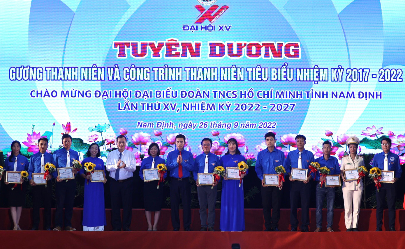 15 đơn vị có 15 công trình thanh niên tiêu biểu được vinh danh tại chương trình. Ảnh: Như Ý 15 đơn vị có 15 công trình thanh niên tiêu biểu được vinh danh tại chương trình. Ảnh: Như Ý