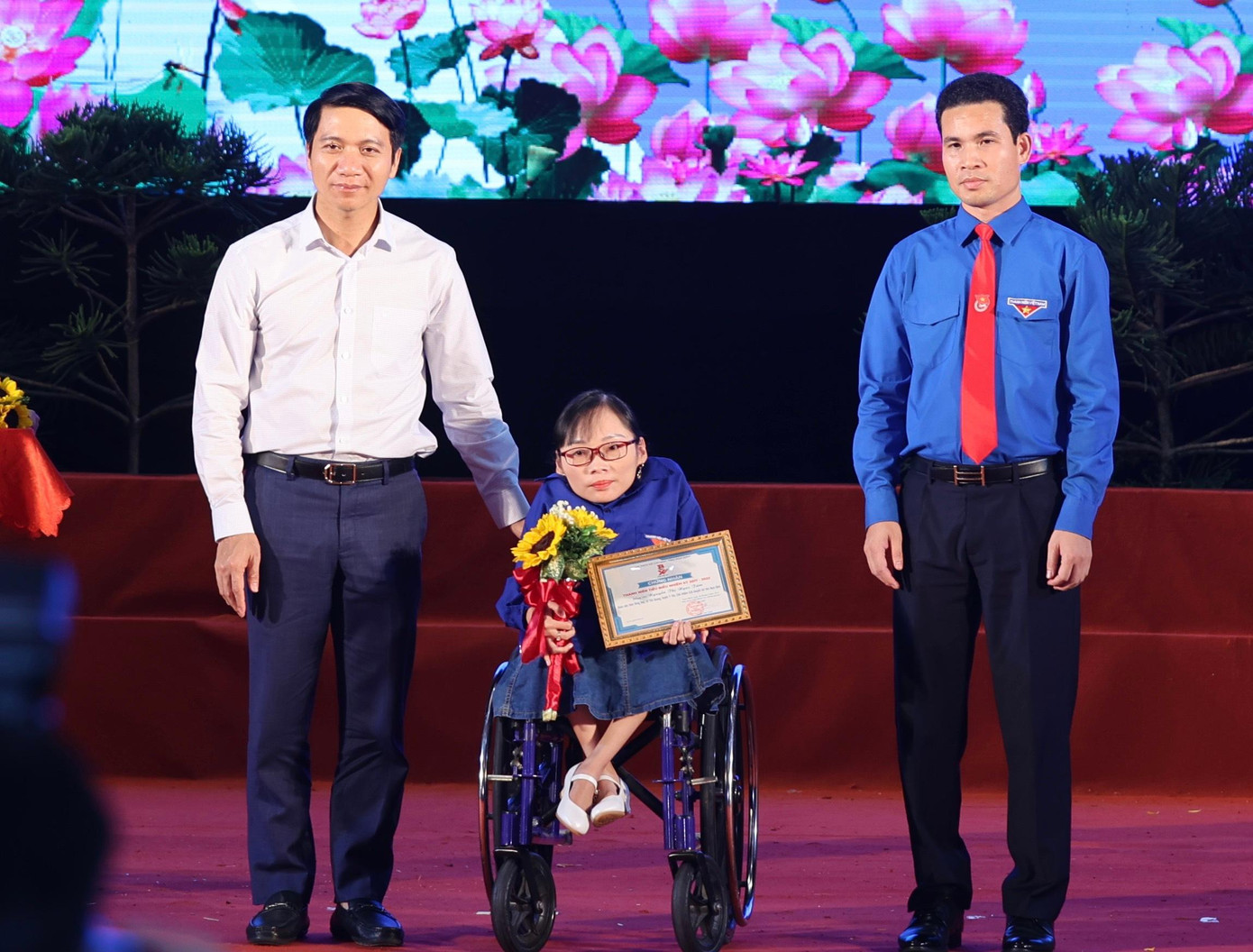 Vượt lên trên số phận, chị Nguyễn Thị Ngọc Tâm đã tham gia các dự án truyền cảm hứng do các tổ chức, viện nghiên cứu thực hiện, các hoạt động của hội người khuyết tật. Chị Tâm nhận giải thưởng Thanh niên kiến tạo toàn quốc năm 2019 do Trung tâm Nghiên cứu phát triển bền vững CSDS; gương thanh niên khuyết tật tiêu biểu được vinh danh trong chương trình “Toả sáng nghị lực Việt” 2020 do T.Ư Hội LHTN Việt Nam vinh danh. Ảnh: Như Ý Vượt lên trên số phận, chị Nguyễn Thị Ngọc Tâm đã tham gia các dự án truyền cảm hứng do các tổ chức, viện nghiên cứu thực hiện, các hoạt động của hội người khuyết tật. Chị Tâm nhận giải thưởng Thanh niên kiến tạo toàn quốc năm 2019 do Trung tâm Nghiên cứu phát triển bền vững CSDS; gương thanh niên khuyết tật tiêu biểu được vinh danh trong chương trình “Toả sáng nghị lực Việt” 2020 do T.Ư Hội LHTN Việt Nam vinh danh. Ảnh: Như Ý