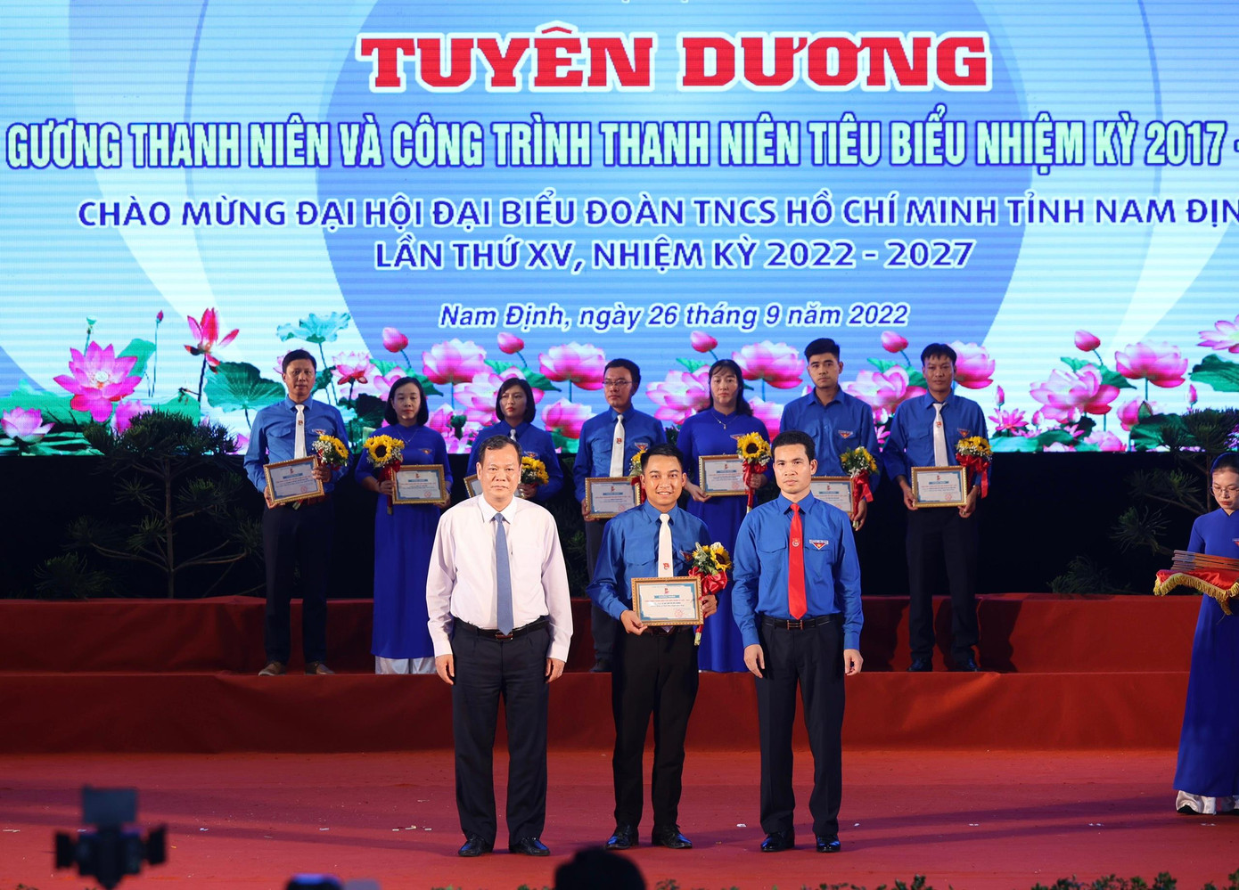 Ông Lê Quốc Chỉnh, Phó Bí thư thường trực Tỉnh ủy, Chủ tịch Hội đồng Nhân dân tỉnh Nam Định và anh Triệu Văn Thái, Bí thư Tỉnh Đoàn Nam Định trao phần thưởng cho các công trình tiêu biểu. Ảnh: Như Ý Ông Lê Quốc Chỉnh, Phó Bí thư thường trực Tỉnh ủy, Chủ tịch Hội đồng Nhân dân tỉnh Nam Định và anh Triệu Văn Thái, Bí thư Tỉnh Đoàn Nam Định trao phần thưởng cho các công trình tiêu biểu. Ảnh: Như Ý