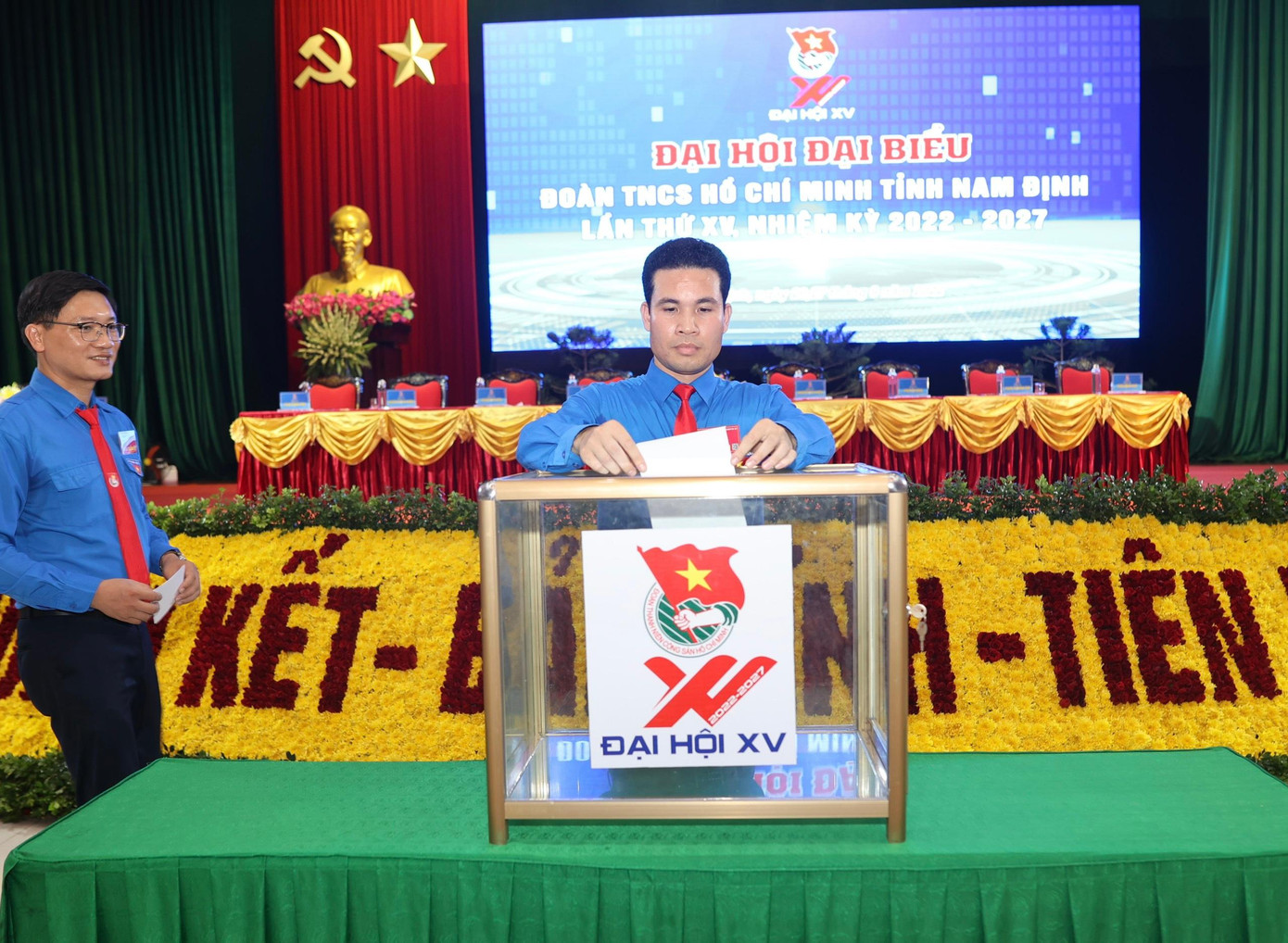 Các đại biểu bỏ phiếu bầu Ban Chấp hành khóa mới tại đại hội. Ảnh: Như Ý